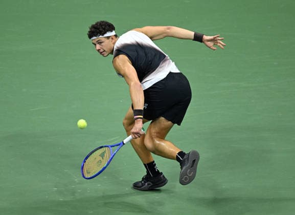 Ben Shelton returns a ball to Frances Tiafoe in the first set in the Men s Semifinal Arthur Ashe Stadium at the 2026 US Open Tennis Championship at the USTA Billie Jean King National Tennis Center in New York City on Friday, September 11, 2026.  NYP20260911920 LARRYxMARANO
