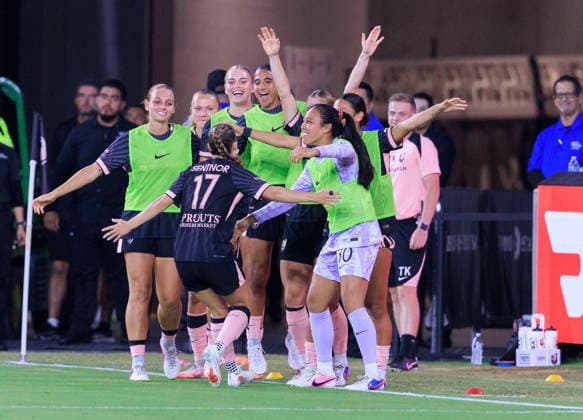 September 11, 2026, Los Angeles, California, USA: Ally Sentnor 17 of the Angel City FC celebrates her goal with teammates on the sidelines during their regular season NWSL game against the Denver Summit FC on Friday September 11, 2026 at the BMO Stadium in Los Angeles, California. ACFC tie with Denver Summit, 3-3. ARIANA RUIZ PI ACFC Vs. Denver Summit  - ZUMAp124 20260911_zaa_p124_022 Copyright: xArianaxRuizx