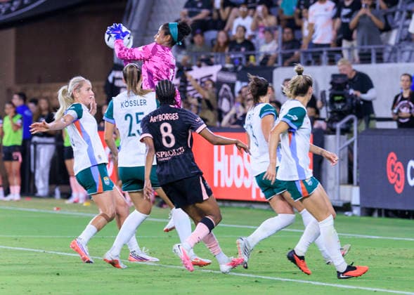 September 11, 2026, Los Angeles, California, USA: Goalkeeper, Abby Smith 1 of the Angel City FC catches the ball during their regular season NWSL game against the Angel City FC on Friday September 11, 2026 at the BMO Stadium in Los Angeles, California. ACFC tie with Denver Summit, 3-3. ARIANA RUIZ PI ACFC Vs. Denver Summit  - ZUMAp124 20260911_zaa_p124_039 Copyright: xArianaxRuizx