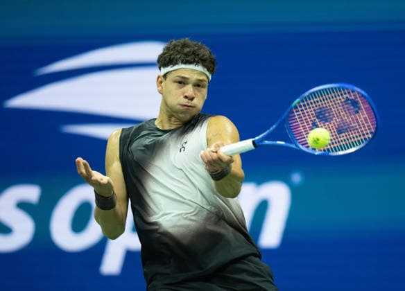 2026 US Open - Day 13 NEW YORK, NEW YORK - SEPTEMBER 11: Ben Shelton of the United States returns a shot during his match against Frances Tiafoe of the United States during the 2026 US Open - Day 13 at USTA Billie Jean King National Tennis Center on September 11, 2026 in New York, New York. New York USTA Billie Jean King National Tennis Center New York United States Copyright: xSusanxMullane ISIxPhotosx 9758