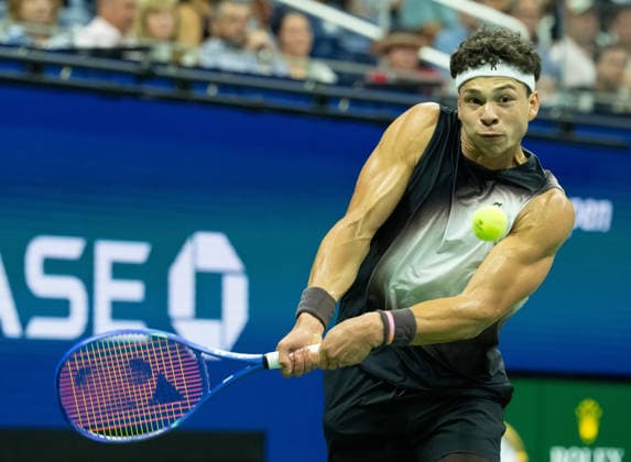 2026 US Open - Day 13 NEW YORK, NEW YORK - SEPTEMBER 11: Ben Shelton of the United States returns a shot during his match against Frances Tiafoe of the United States during the 2026 US Open - Day 13 at USTA Billie Jean King National Tennis Center on September 11, 2026 in New York, New York. New York USTA Billie Jean King National Tennis Center New York United States Copyright: xSusanxMullane ISIxPhotosx 9758