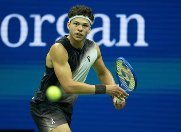 2026 US Open - Day 13 NEW YORK, NEW YORK - SEPTEMBER 11: Ben Shelton of the United States returns a shot during his match against Frances Tiafoe of the United States during the 2026 US Open - Day 13 at USTA Billie Jean King National Tennis Center on September 11, 2026 in New York, New York. New York USTA Billie Jean King National Tennis Center New York United States Copyright: xSusanxMullane ISIxPhotosx 9758