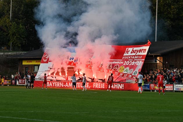 Bavarian Regional League: TSV Buchbach vs. FC Bayern Munich II, September 11, 2026, BUCHBACH, GERMANY September 11. Pictured: The Bayern fans’ choreographed display at kickoff in Buchbach before the Bavarian Regional League match between TSV Buchbach and FC Bayern’s reserves on Matchday 8 at the SMR Arena. Pyro Pyrotechnik Copyright: xBEAUTIFULxSPORTS Goldbergx