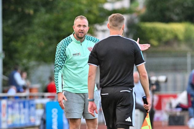Bavarian Regional League: TSV Buchbach vs. FC Bayern Munich II, September 11, 2026, BUCHBACH, GERMANY September 11, in conversation with linesman Svven ZURAWKA, coach of TSV Buchbach, during the Bavarian Regional League match between TSV Buchbach and FC Bayern’s amateur team on Matchday 8 at the SMR Arena Copyright: xBEAUTIFULxSPORTS Goldbergx