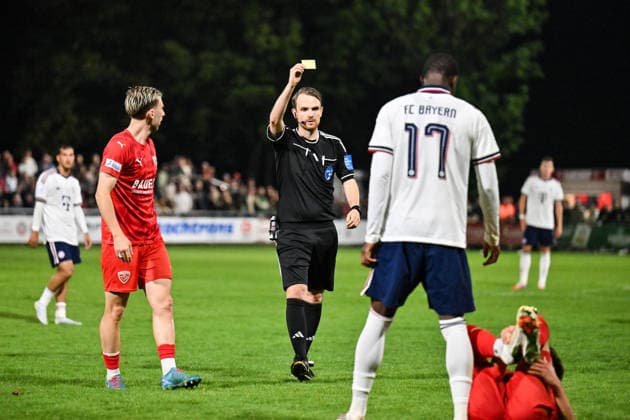 Bavarian Regional League: TSV Buchbach vs. FC Bayern Munich II, September 11, 2026, BUCHBACH, GERMANY September 11 Referee Dr. Markus HUBER shows Chris AFANOU of FC Bayern Munich II 17 a yellow card during the Bavarian Regional League match between TSV Buchbach and FC Bayern s amateurs on Matchday 8 at the SMR Arena Copyright: xBEAUTIFULxSPORTS Goldbergx