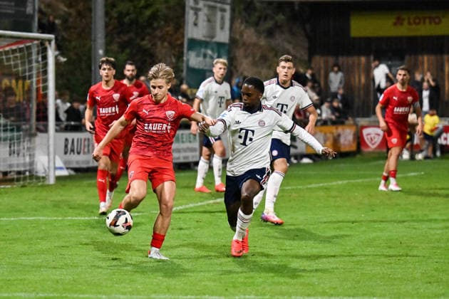 Bavarian Regional League: TSV Buchbach vs. FC Bayern Munich II, September 11, 2026, BUCHBACH, GERMANY September 11: Marinus ERBER (TSV Buchbach 3) and Michael SCOTT (FC Bayern Munich II 15) during the Bavarian Regional League match between TSV Buchbach and FC Bayern Munich’s reserve team on Matchday 8 at the SMR Arena Copyright: xBEAUTIFULxSPORTS Goldbergx