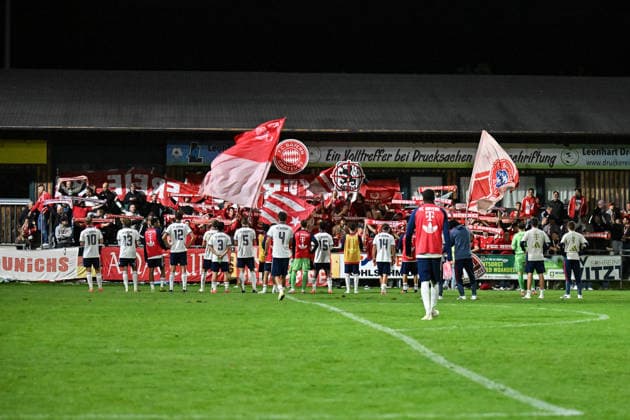 Bavarian Regional League: TSV Buchbach vs. FC Bayern Munich II, September 11, 2026, BUCHBACH, GERMANY September 11: Bayern players pose for photos with fans after the Bavarian Regional League match between TSV Buchbach and FC Bayern’s reserve team on Matchday 8 at the SMR Arena Copyright: xBEAUTIFULxSPORTS Goldbergx