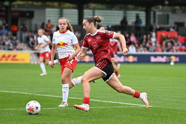 Fußball I Frauen I Saison 2026-2027 I Bundesliga I 4. Spieltag I RB Leipzig - 1. FC Nürnberg I 12.09.2026 Spielszene Jasmien Mathys (12, Rasenballsport Leipzig) stellt den Laufweg von Lara Meroni (11, 1. FC Nürnberg) zu Leipzig RB Trainingszentrum, Cottaweg 7 Sachsen Deutschland *** Soccer I Women’s I 2026–2027 Season I Bundesliga I Matchday 4 I RB Leipzig vs. 1. FC Nuremberg I September 12, 2026 Match highlight: Jasmien Mathys 12, Rasenballsport Leipzig tracks Lara Meroni’s 11 run, 1 FC Nürnberg to the RB Leipzig Training Center, Cottaweg 7, Saxony, Germany Copyright: xLobeca InesxHähnelx