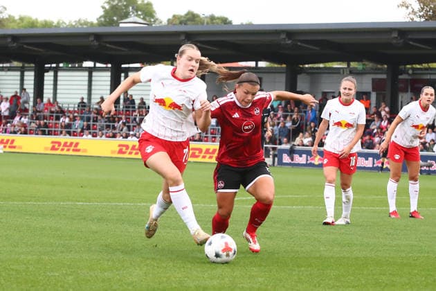 RB Leipzig - Nürnberg 1. Bundesliga Frauen Leipzig, Trainingszentrum am Cottaweg, 12.09.2026, Fußball, Frauen, Saison 2026 2027, Frauen-Bundesliga, 4. Spieltag , RB Leipzig - 1. FC Nürnberg , Im Bild v.l.: Charlotte Hulst (77, RB Leipzig) und Alexsandra Lobanova (4, Nürnberg) , *** RB Leipzig vs. Nuremberg 1, Women s Bundesliga, Leipzig, Training Center on Cottaweg, September 12, 2026, Soccer, Women, 2026–2027 Season, Women’s Bundesliga, Matchday 4, RB Leipzig 1 FC Nuremberg, Pictured from left: Charlotte Hulst (77), RB Leipzig, and Alexsandra Lobanova (4), Nuremberg,
