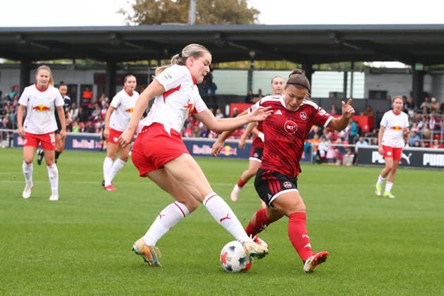 RB Leipzig - Nürnberg 1. Bundesliga Frauen Leipzig, Trainingszentrum am Cottaweg, 12.09.2026, Fußball, Frauen, Saison 2026 2027, Frauen-Bundesliga, 4. Spieltag , RB Leipzig - 1. FC Nürnberg , Im Bild v.l.: Charlotte Hulst (77, RB Leipzig) und Alexsandra Lobanova (4, Nürnberg) , *** RB Leipzig vs. Nuremberg 1, Women s Bundesliga, Leipzig, Training Center on Cottaweg, September 12, 2026, Soccer, Women, 2026–2027 Season, Women’s Bundesliga, Matchday 4, RB Leipzig 1 FC Nuremberg, Pictured from left: Charlotte Hulst (77), RB Leipzig, and Alexsandra Lobanova (4), Nuremberg,