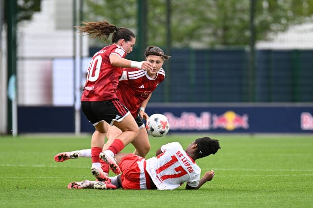 Fußball I Frauen I Saison 2026-2027 I Bundesliga I 4. Spieltag I RB Leipzig - 1. FC Nürnberg I 12.09.2026 Kampf um den Ball zwischen Jonna Brengel (10, 1. FC Nürnberg), Leia Varley (2, 1. FC Nürnberg) und Delice Boboy (17, Rasenballsport Leipzig) Leipzig RB Trainingszentrum, Cottaweg 7 Sachsen Deutschland *** Soccer I Women s I 2026–2027 Season I Bundesliga I Matchday 4 I RB Leipzig vs. 1. FC Nürnberg I September 12, 2026 Battle for the ball between Jonna Brengel (10), 1. FC Nürnberg, Leia Varley (2), 1 FC Nürnberg, and Delice Boboy (17), Rasenballsport Leipzig (RB Leipzig) Training Center, Cottaweg 7, Saxony, Germany Copyright: xLobeca InesxHähnelx