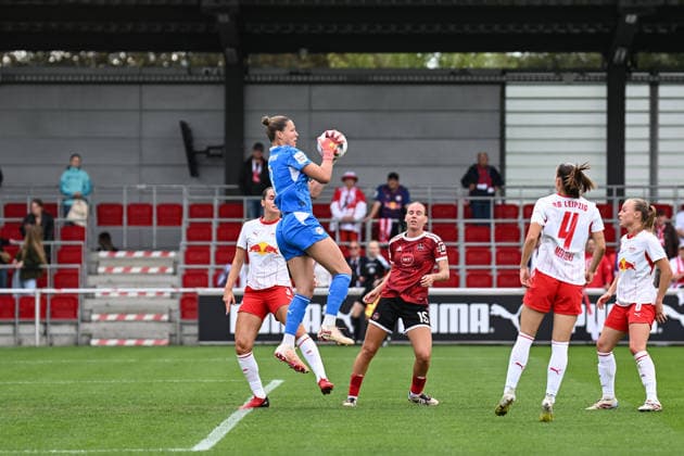 Fußball I Frauen I Saison 2026-2027 I Bundesliga I 4. Spieltag I RB Leipzig - 1. FC Nürnberg I 12.09.2026 Elvira Johanna Herzog (1, Rasenballsport Leipzig) springt hoch und fischt den Ball aus der Luft Leipzig RB Trainingszentrum, Cottaweg 7 Sachsen Deutschland *** Soccer I Women s I 2026–2027 Season I Bundesliga I Matchday 4 I RB Leipzig 1 FC Nuremberg I September 12, 2026 Elvira Johanna Herzog 1, Rasenballsport Leipzig jumps high and catches the ball out of the air at the RB Leipzig Training Center, Cottaweg 7, Saxony, Germany Copyright: xLobeca InesxHähnelx