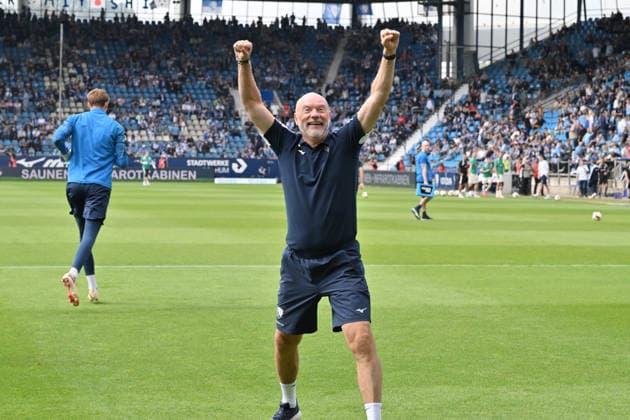 Trainer Uwe Rösler (VfL Bochum) feuert vor dem Spiel die eigenen Fans an 12.09.2026, Fussball 2. Bundesliga, Saison 2026 2027, 5. Spieltag, VfL Bochum - SpVgg Greuther Fürth DFL regulations prohibit any use of photographs as image sequences and or quasi-video Bochum Vonovia Ruhrstadion Nordrhein Westfalen Deutschland *** Coach Uwe Rösler of VfL Bochum cheers on his team’s fans before the game on September 12, 2026, Soccer 2. Bundesliga, 2026–2027 season, Matchday 5, VfL Bochum vs. SpVgg Greuther Fürth. DFL regulations prohibit any use of photographs as image sequences and or quasi-video. Bochum, Vonovia Ruhrstadion, North Rhine-Westphalia, Germany Team2