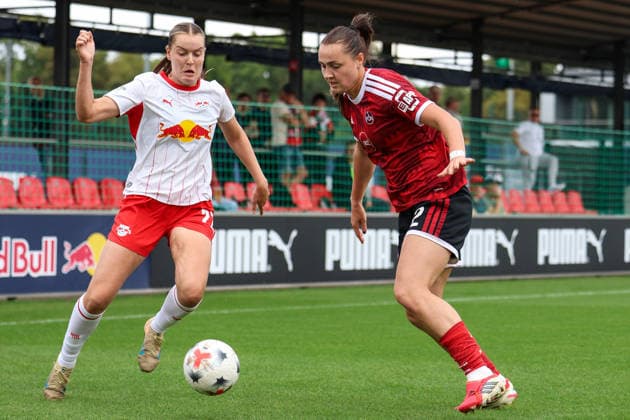 Deutschland: Fußball Google Pixel Frauen-Bundesliga 2026 - 2027, 4. Spieltag - RB Leipzig gegen 1.FC Nürnberg, Trainingszentrum von RB Leipzig (Leipzig): Zweikampf von Charlotte Hulst (RB Leipzig Frauen, 77) und Leia Varley (1. FC Nürnberg Frauen, 2) *** Germany Soccer Google Pixel Women s Bundesliga 2026 2027, Matchday 4: RB Leipzig vs. 1. FC Nürnberg, RB Leipzig Training Center in Leipzig, a tackle between Charlotte Hulst of RB Leipzig Women (No. 77) and Leia Varley of 1. FC Nürnberg Women (No. 2) Copyright: xLucasxWalterx