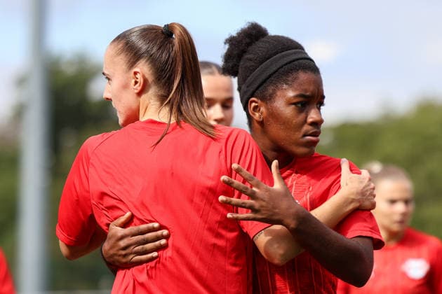 Deutschland: Fußball Google Pixel Frauen-Bundesliga 2026 - 2027, 4. Spieltag - RB Leipzig gegen 1.FC Nürnberg, Trainingszentrum von RB Leipzig (Leipzig): Delice Boboy (RB Leipzig Frauen, 17) und Zenia Mertens (RB Leipzig Frauen, 4) *** Germany Soccer Google Pixel Women s Bundesliga 2026 2027, Matchday 4: RB Leipzig vs. 1. FC Nuremberg, RB Leipzig Training Center, Leipzig, Delice Boboy (RB Leipzig Women), 17, and Zenia Mertens (RB Leipzig Women), 4 Copyright: xLucasxWalterx