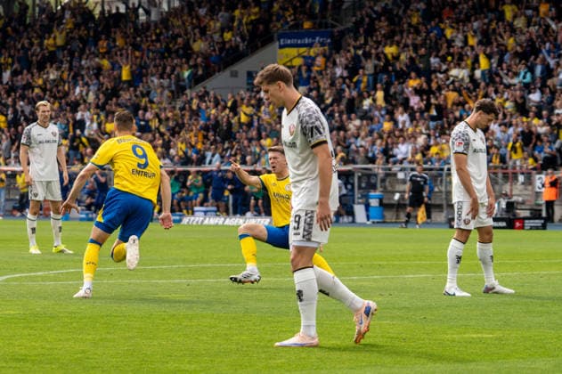 Deutschland: Fussball 2. Bundesliga, 5. Spieltag 2026 2027, Eintracht Braunschweig - Dynamo Dresden am 12.09.2026 in Braunschweig (Eintracht-Stadion): Tor zum 1:1 Maximilian Entrup (Eintracht Braunschweig, 9) Jubel, Freude, Torjubel, Emotionen *** German Soccer 2. Bundesliga, Matchday 5, 2026–2027, Eintracht Braunschweig vs. Dynamo Dresden on September 12, 2026, at Eintracht Stadium in Braunschweig; goal to make it 1–1 by Maximilian Entrup of Eintracht Braunschweig; 9: celebration, joy, goal celebration, emotions Copyright: xSvenxHeidmannx