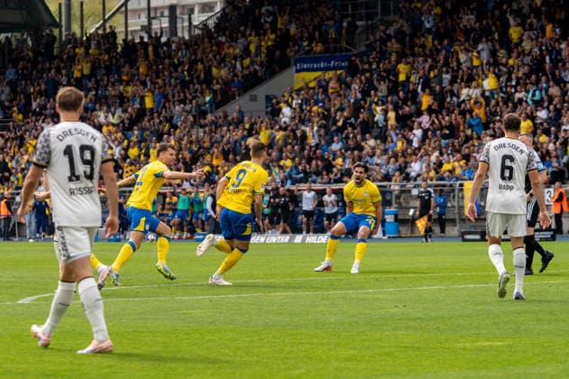 Deutschland: Fussball 2. Bundesliga, 5. Spieltag 2026 2027, Eintracht Braunschweig - Dynamo Dresden am 12.09.2026 in Braunschweig (Eintracht-Stadion): Tor zum 1:1 Maximilian Entrup (Eintracht Braunschweig, 9) Jubel, Freude, Torjubel, Emotionen *** German Soccer 2. Bundesliga, Matchday 5, 2026–2027, Eintracht Braunschweig vs. Dynamo Dresden on September 12, 2026, at Eintracht Stadium in Braunschweig; goal to make it 1–1 by Maximilian Entrup of Eintracht Braunschweig; 9: celebration, joy, goal celebration, emotions Copyright: xSvenxHeidmannx