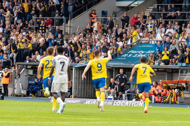 Deutschland: Fussball 2. Bundesliga, 5. Spieltag 2026 2027, Eintracht Braunschweig - Dynamo Dresden am 12.09.2026 in Braunschweig (Eintracht-Stadion): Tor zum 1:1 Maximilian Entrup (Eintracht Braunschweig, 9) Jubel, Freude, Torjubel, Emotionen *** German Soccer 2. Bundesliga, Matchday 5, 2026–2027, Eintracht Braunschweig vs. Dynamo Dresden on September 12, 2026, at Eintracht Stadium in Braunschweig; goal to make it 1–1 by Maximilian Entrup of Eintracht Braunschweig; 9: celebration, joy, goal celebration, emotions Copyright: xSvenxHeidmannx