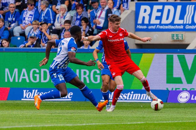 Deutschland: 2.Bundesliga, Saison 2026 2027, 12.09.2026, 5. Spieltag,1.FC Magdeburg vs 1. FC Kaiserslautern, Avnet Arena : Niko Takahashi (Holstein Kiel, 3) im Zweikampf gegen Daniel Heber (1.FC Magdeburg, 15) *** Germany 2. Bundesliga, 2026–2027 Season, September 12, 2026, Matchday 5, 1. FC Magdeburg vs. 1. FC Kaiserslautern, Avnet Arena: Niko Takahashi (Holstein Kiel) in a tackle against Daniel Heber (1. FC Magdeburg), 15 Copyright: xMichellexLukax