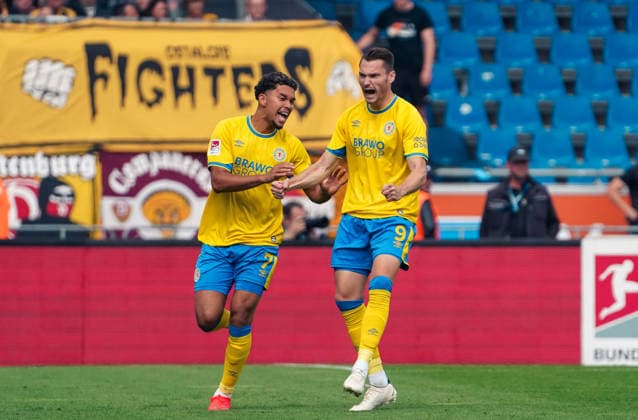 Deutschland: Fussball 2. Bundesliga 2026 2027, 5. Spieltag- Eintracht Braunschweig - Dynamo Dresden - Eintracht-Stadion (Braunschweig): Tor und Torjubel zum Maximilian Entrup (Eintracht Braunschweig, 9) Yann Sturm (Eintracht Braunschweig, 7) *** Germany Soccer 2. Bundesliga 2026–2027, Matchday 5: Eintracht Braunschweig vs. Dynamo Dresden at Eintracht Stadium Braunschweig—Goal and goal celebration by Maximilian Entrup (Eintracht Braunschweig), 9; Yann Sturm (Eintracht Braunschweig), 7 Copyright: xAymanxAlahmedx