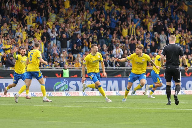 12.09.2026, xtgx, Fussball 2. Bundesliga, Eintracht Braunschweig - SG Dynamo Dresden, v.l. Maximilian Entrup (Braunschweig, 9) Jubel, Torjubel, jubelt ueber das Tor, celebrate the goal, celebration (DFL DFB REGULATIONS PROHIBIT ANY USE OF PHOTOGRAPHS as IMAGE SEQUENCES and or QUASI-VIDEO) Braunschweig *** September 12, 2026, xtgx, Soccer 2. Bundesliga, Eintracht Braunschweig vs. SG Dynamo Dresden, from left: Maximilian Entrup (Braunschweig), 9 celebrating, Goal celebration, celebrating the goal, DFL and DFB regulations prohibit any use of photographs as image sequences and or quasi-video. Braunschweig