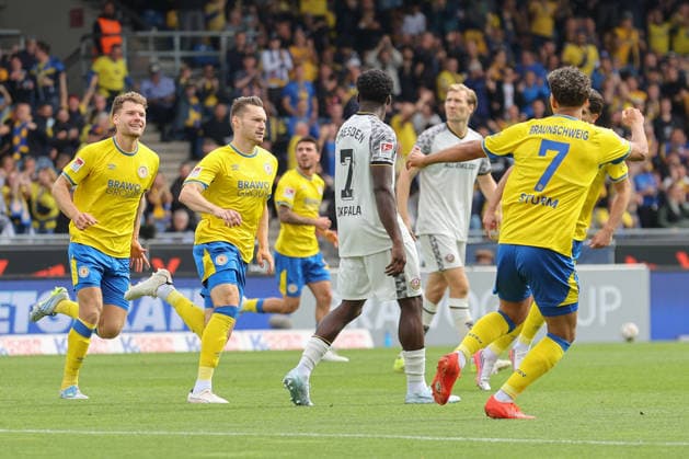 12.09.2026, xtgx, Fussball 2. Bundesliga, Eintracht Braunschweig - SG Dynamo Dresden, v.l. Maximilian Entrup (Braunschweig, 9) Jubel, Torjubel, jubelt ueber das Tor, celebrate the goal, celebration (DFL DFB REGULATIONS PROHIBIT ANY USE OF PHOTOGRAPHS as IMAGE SEQUENCES and or QUASI-VIDEO) Braunschweig *** September 12, 2026, xtgx, Soccer 2. Bundesliga, Eintracht Braunschweig vs. SG Dynamo Dresden, from left: Maximilian Entrup (Braunschweig), 9 celebrating, Goal celebration, celebrating the goal, DFL and DFB regulations prohibit any use of photographs as image sequences and or quasi-video. Braunschweig