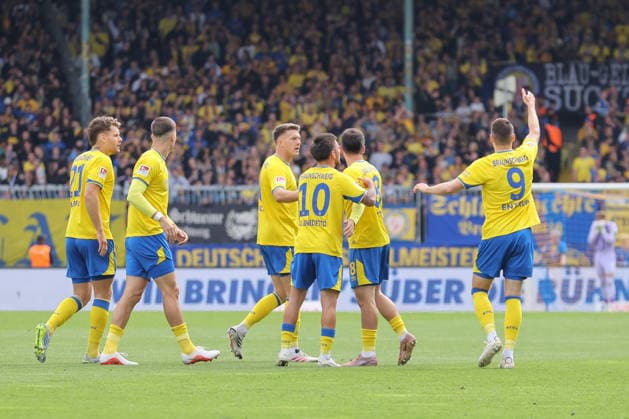 12.09.2026, xtgx, Fussball 2. Bundesliga, Eintracht Braunschweig - SG Dynamo Dresden, v.l. Maximilian Entrup (Braunschweig, 9) Jubel, Torjubel, jubelt ueber das Tor, celebrate the goal, celebration (DFL DFB REGULATIONS PROHIBIT ANY USE OF PHOTOGRAPHS as IMAGE SEQUENCES and or QUASI-VIDEO) Braunschweig *** September 12, 2026, xtgx, Soccer 2. Bundesliga, Eintracht Braunschweig vs. SG Dynamo Dresden, from left: Maximilian Entrup (Braunschweig), 9 celebrating, Goal celebration, celebrating the goal, DFL and DFB regulations prohibit any use of photographs as image sequences and or quasi-video. Braunschweig