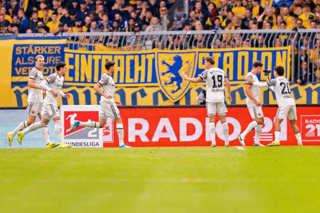 Deutschland, Braunschweig, Eintracht Stadion an der Hamburger Straße, 12.09.2026, Eintracht Braunschweig vs. SG Dynamo Dresden, Eintracht Braunschweig vs. SG Dynamo Dresden, Dynamo Dresden Jubelt ueber den Treffer zum 0:1, Photo by Eibner-Pressefoto Tino Henschel Eintracht Braunschweig vs. SG Dynamo Dresden, Fussball, 2. Bundesliga, 5. Spieltag, Spielzeit 2026 2027, 12.09.2026 Braunschweig *** Germany, Braunschweig, Eintracht Stadium on Hamburger Straße, September 12, 2026, Eintracht Braunschweig vs. SG Dynamo Dresden, Eintracht Braunschweig vs. SG Dynamo Dresden, Dynamo Dresden celebrates the goal to make it 0–1, Photo by Eibner Pressefoto Tino Henschel Eintracht Braunschweig vs. SG Dynamo Dresden, Soccer, 2. Bundesliga, Matchday 5, 2026–2027 season, September 12, 2026, Braunschweig Copyright: xEibner-Pressefoto TinoxHenschelx EP_THL