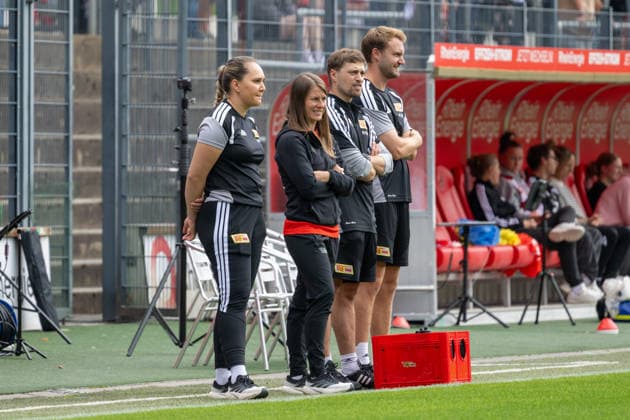 Marie Louise Eta (1. FC Union Berlin, Trainerin), 2. v. li, schaut sich mit ihrem Team die Vorbereitung ihrer Mannschaft an. 1. FC Koeln vs. 1. FC Union Berlin, Fussball, Frauen Bundesliga, 04. Spieltag, Saison 2026 2027, 12.09.2026 DFL DFB Regulations prohibit any use of Photographs as image sequences and or Quasivideo 1. FC Koeln vs. 1. FC Union Berlin, Fussball, Frauen Bundesliga, 04. Spieltag, Saison 2026 2027, 12.09.2026 Koeln *** Marie Louise Eta, coach of 1 FC Union Berlin (second from left), watches her team’s pregame warm-up for the match between 1 FC Koeln and 1 FC Union Berlin, soccer, Women’s Bundesliga, Matchday 4, 2026–2027 season, September 12, 2026. DFL and DFB regulations prohibit any use of photographs as image sequences and or quasi-video. 1 FC Köln vs. 1 FC Union Berlin, soccer, Women’s Bundesliga, Matchday 4, 2026–2027 season, September 12, 2026, Cologne Copyright: xEibner-Pressefoto ThomasxHaeslerx EP_THR