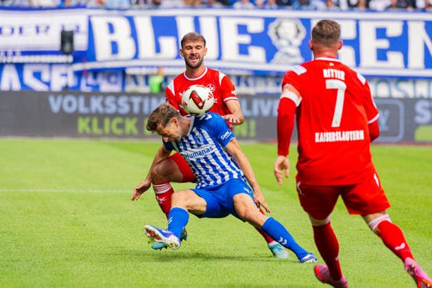 Deutschland: 2.Bundesliga, Saison 2026 2027, 12.09.2026, 5. Spieltag,1.FC Magdeburg vs 1. FC Kaiserslautern, Avnet Arena : Simon Asta (1. FC Kaiserslautern, 2) im Zweikampf gegen Alexander Nollenberger (1.FC Magdeburg, 17) *** Germany 2. Bundesliga, 2026–2027 Season, September 12, 2026, Matchday 5, 1. FC Magdeburg vs. 1. FC Kaiserslautern, Avnet Arena: Simon Asta (1. FC Kaiserslautern) in a tackle against Alexander Nollenberger (1. FC Magdeburg), 17 Copyright: xMichellexLukax