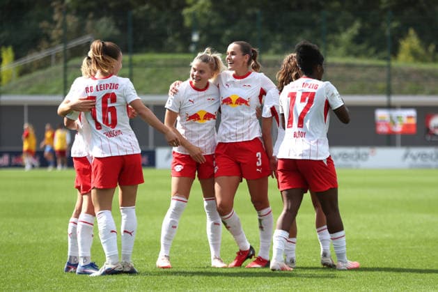 Google Pixel Frauen-Bundesliga, RB Leipzig - 1. FC Nürnberg; 12.09.2026 Therese Simonsson (27, RB Leipzig), Andrea Norheim (3, RB Leipzig) und Team jubeln über das Tor zum 2:0. Fußball, Google Pixel Frauen-Bundesliga, Saison 2026 2027, 4. Spieltag: RB Leipzig vs. 1. FC Nürnberg am 12.09.2026, Trainingszentrum Cottaweg, Leipzig. DFB REGULATIONS PROHIBIT ANY USE OF PHOTOGRAPHS AS IMAGE SEQUENCES AND OR QUASI-VIDEO. *** Google Pixel Women s Bundesliga, RB Leipzig 1 FC Nuremberg 1, September 12, 2026, Therese Simonsson 27, RB Leipzig, Andrea Norheim 3, RB Leipzig and the team celebrate the goal that made it 2–0. Soccer, Google Pixel Women’s Bundesliga, 2026–2027 season, Matchday 4: RB Leipzig vs. 1. FC Nürnberg on September 12, 2026, Cottaweg Training Center, Leipzig. DFB regulations prohibit any use of photographs as image sequences and or quasi-video. Copyright: xBEAUTIFULxSPORTS JanxKaeferx