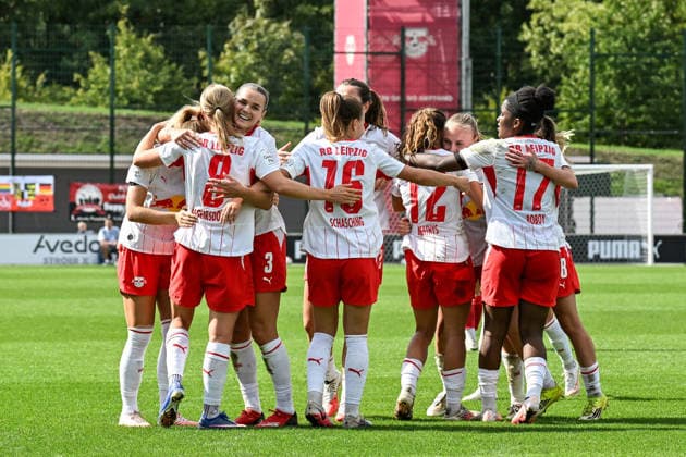 Fußball I Frauen I Saison 2026-2027 I Bundesliga I 4. Spieltag I RB Leipzig - 1. FC Nürnberg I 12.09.2026 Torjubel Emilia Asgeirsdottir (8, Rasenballsport Leipzig) mit der Mannschaft Leipzig RB Trainingszentrum, Cottaweg 7 Sachsen Deutschland *** Soccer I Women s I 2026–2027 Season I Bundesliga I Matchday 4 I RB Leipzig 1 FC Nürnberg I September 12, 2026 Emilia Asgeirsdottir celebrates a goal (8), Rasenballsport Leipzig with the team at the RB Leipzig Training Center, Cottaweg 7, Saxony, Germany Copyright: xLobeca InesxHähnelx