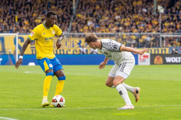 Deutschland: Fussball 2. Bundesliga, 5. Spieltag 2026 2027, Eintracht Braunschweig - Dynamo Dresden am 12.09.2026 in Braunschweig (Eintracht-Stadion): Aaron Opoku (Eintracht Braunschweig, 17) am Ball *** German Soccer 2. Bundesliga, Matchday 5, 2026–2027, Eintracht Braunschweig vs. Dynamo Dresden on September 12, 2026, at Eintracht Braunschweig’s Aaron Opoku Stadium, Aaron Opoku of Eintracht Braunschweig, No. 17 on the ball Copyright: xSvenxHeidmannx
