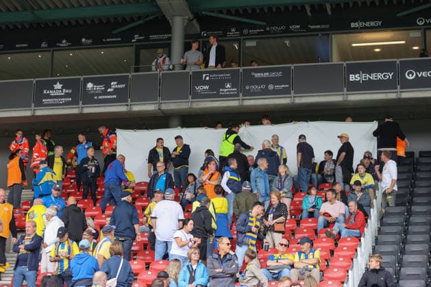 12.09.2026, xtgx, Fussball 2. Bundesliga, Eintracht Braunschweig - SG Dynamo Dresden, v.l. Symbolfoto, Symbolbild, Symbol medizinischer Notfall, Notarzt, Sanitäter, Einsatz (DFL DFB REGULATIONS PROHIBIT ANY USE OF PHOTOGRAPHS as IMAGE SEQUENCES and or QUASI-VIDEO) Braunschweig *** September 12, 2026, xtgx, Soccer, 2. Bundesliga, Eintracht Braunschweig vs. SG Dynamo Dresden, from left: stock photo, stock image, symbol for medical emergency, emergency doctor, paramedic, emergency response. DFL and DFB regulations prohibit any use of photographs as image sequences and or quasi-video. Braunschweig