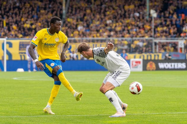 Deutschland: Fussball 2. Bundesliga, 5. Spieltag 2026 2027, Eintracht Braunschweig - Dynamo Dresden am 12.09.2026 in Braunschweig (Eintracht-Stadion): Aaron Opoku (Eintracht Braunschweig, 17) am Ball *** German Soccer 2. Bundesliga, Matchday 5, 2026–2027, Eintracht Braunschweig vs. Dynamo Dresden on September 12, 2026, at Eintracht Braunschweig’s Aaron Opoku Stadium, Aaron Opoku of Eintracht Braunschweig, No. 17 on the ball Copyright: xSvenxHeidmannx