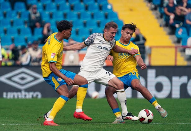 Deutschland: Fussball 2. Bundesliga 2026 2027, 5. Spieltag- Eintracht Braunschweig - Dynamo Dresden - Eintracht-Stadion (Braunschweig): im Zweikampf Niklas Hauptmann (Dynamo Dresden, 27) Max Marie (Eintracht Braunschweig, 15) *** Germany Soccer 2. Bundesliga 2026–2027, Matchday 5: Eintracht Braunschweig vs. Dynamo Dresden at Eintracht Stadium Braunschweig—Niklas Hauptmann (Dynamo Dresden, 27) and Max Marie (Eintracht Braunschweig, 15) in a tackle Copyright: xAymanxAlahmedx