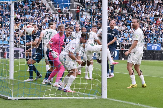 Philipp Hofmann (VfL Bochum), 2.v.re., erzielt mit einem Kopfball das Tor zum 1:0 12.09.2026, Fussball 2. Bundesliga, Saison 2026 2027, 5. Spieltag, VfL Bochum - SpVgg Greuther Fürth DFL regulations prohibit any use of photographs as image sequences and or quasi-video Bochum Vonovia Ruhrstadion Nordrhein Westfalen Deutschland *** Philipp Hofmann of VfL Bochum (second from right) scores the 1-0 goal with a header on September 12, 2026, in a 2. Bundesliga soccer match, 2026–2027 season, Matchday 5, VfL Bochum vs. SpVgg Greuther Fürth. DFL regulations prohibit any use of photographs as image sequences and or quasi-video. Bochum, Vonovia Ruhrstadion, North Rhine-Westphalia, Germany Team2