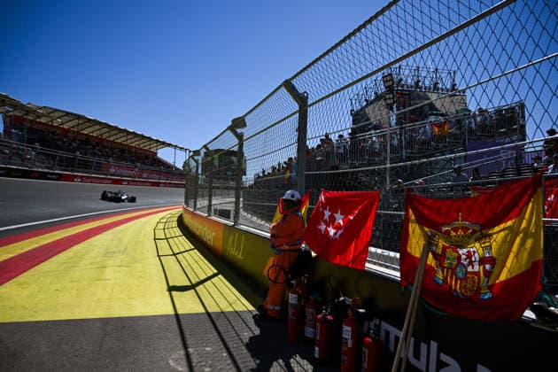 F1 - SPANISH GRAND PRIX 2026 marshall, commissaire de piste, marshal, marshalls, marshals 63 RUSSELL George (gbr), Mercedes AMG F1 Team W17, action during the 2026 Formula 1 Spanish Grand Prix, 14th round of the 2026 Formula One World Championship, WM, Weltmeisterschaft from September 11 to 13, 2026 on the Madring, in Madrid, Spain -  Copyright: xALBERTOxVIMERCATIx