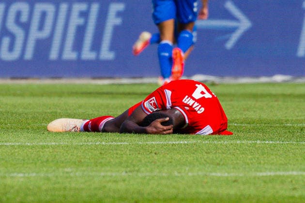 Deutschland: 2.Bundesliga, Saison 2026 2027, 12.09.2026, 5. Spieltag,1.FC Magdeburg vs 1. FC Kaiserslautern, Avnet Arena : Maxwell Gyamfi (1. FC Kaiserslautern, 4) verletzt am Boden *** Germany 2. Bundesliga, 2026–2027 Season, September 12, 2026, Matchday 5, 1. FC Magdeburg vs. 1. FC Kaiserslautern, Avnet Arena: Maxwell Gyamfi (1. FC Kaiserslautern), 4 players injured on the field Copyright: xMichellexLukax