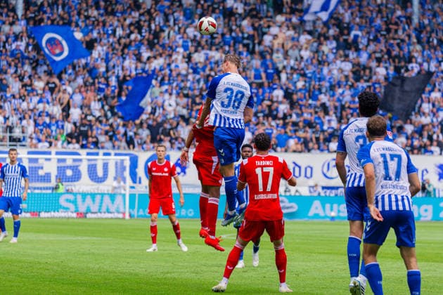 Deutschland: 2.Bundesliga, Saison 2026 2027, 12.09.2026, 5. Spieltag,1.FC Magdeburg vs 1. FC Kaiserslautern, Avnet Arena : Luka Hyrylaeinen (1.FC Magdeburg, 38) im Kopfball Duell gegen Semih Sahin (1. FC Kaiserslautern, 8) *** Germany 2. Bundesliga, 2026–2027 Season, September 12, 2026, Matchday 5, 1. FC Magdeburg vs. 1. FC Kaiserslautern, Avnet Arena. Luka Hyryla of 1. FC Magdeburg, No. 38, in a header duel against Semih Sahin of 1. FC Kaiserslautern, No. 8 Copyright: xMichellexLukax