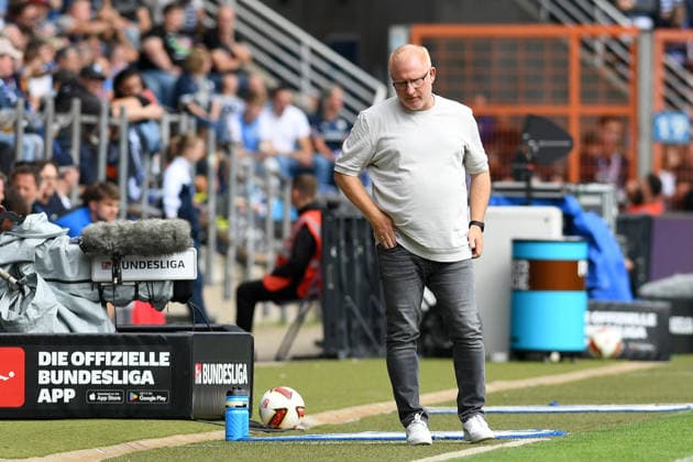 Trainer Heiko Vogel (Greuther Fuerth) schaut waehrend des Spiels der 2. Bundesliga zwischen VfL Bochum und SpVgg Greuther Fuerth, Vonovia Ruhrstadion am 12. September 2026 in Bochum, Deutschland. (Foto von Ralf Treese DeFodi Images) +++ Trainer Heiko Vogel (Greuther Fuerth) looks on during the 2nd Bundesliga match between VfL Bochum and SpVgg Greuther Fuerth at Vonovia Ruhrstadion on September 12, 2026 in Bochum, Germany. (Photo by Ralf Treese DeFodi Images) DFB DFL REGULATIONS PROHIBIT ANY USE OF PHOTOGRAPHS AS IMAGE SEQUENCES AND OR QUASI-VIDEO. (Photo by Ralf Treese DeFodi Images) - *** Greuther Fürth coach Heiko Vogel looks on during the 2. Bundesliga match between VfL Bochum and SpVgg Greuther Fürth, Vonovia Ruhrstadion on September 12, 2026, in Bochum, Germany. Photo by Ralf Treese, DeFodi Images. Greuther Fürth coach Heiko Vogel looks on during the 2. Bundesliga match between VfL Bochum and SpVgg Greuther Fürth at Vonovia Ruhrstadion on September 12, 2026 in Bochum, Germany. Photo by Ralf Treese, DeFodi Images. DFB and DFL regulations prohibit any use of photographs as image sequences and or quasi-video. Photo by Ralf Treese, DeFodi Images.