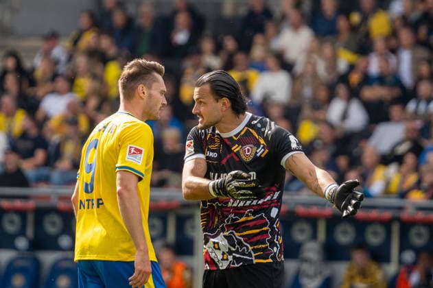 Deutschland: Fussball 2. Bundesliga, 5. Spieltag 2026 2027, Eintracht Braunschweig - Dynamo Dresden am 12.09.2026 in Braunschweig (Eintracht-Stadion): Maximilian Entrup (Eintracht Braunschweig, 9) und Tim Schreiber (Dynamo Dresden, 1) im Dialog. Streit. Gesichtsausdruck, Mimik *** German Soccer 2. Bundesliga, Matchday 5, 2026–2027, Eintracht Braunschweig vs. Dynamo Dresden on September 12, 2026, in Braunschweig at Eintracht Stadium; Maximilian Entrup (Eintracht Braunschweig) and Tim Schreiber (Dynamo Dresden) in a heated exchange, facial expressions, facial gestures Copyright: xSvenxHeidmannx