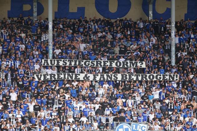 Magdeburg, Sachsen-Anhalt, Deutschland, 12.09.2026: Avnet Arena: 5. Spieltag, Saison 2026 27, 2. Fußball-Bundesliga: 1. FC Magdeburg - 1. FC Kaiserslautern: Magdeburg-Fans zeigen ein Banner mit der Aufschrift Aufstiegsreform? - Vereine und Fans betrogen *** Magdeburg, Saxony-Anhalt, Germany, September 12, 2026, Avnet Arena, Matchday 5, 2026–27 Season, 2 Bundesliga 1: FC Magdeburg 1 – FC Kaiserslautern. Magdeburg fans display a banner reading: Promotion Reform: Clubs and Fans Betrayed Copyright: xdtsxNachrichtenagenturx dts_134199