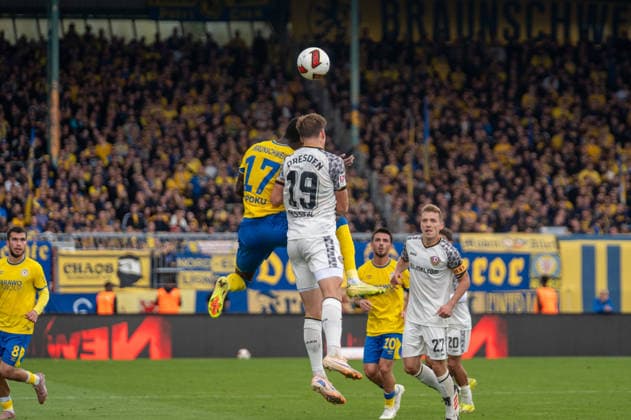 Deutschland: Fussball 2. Bundesliga, 5. Spieltag 2026 2027, Eintracht Braunschweig - Dynamo Dresden am 12.09.2026 in Braunschweig (Eintracht-Stadion): Kopfballduell zwischen Aaron Opoku (Eintracht Braunschweig, 17) und Alexander Rossipal (Dynamo Dresden, 19) *** German Soccer 2. Bundesliga, Matchday 5, 2026–2027, Eintracht Braunschweig vs. Dynamo Dresden on September 12, 2026, at Eintracht Stadium in Braunschweig; a header duel between Aaron Opoku of Eintracht Braunschweig (17) and Alexander Rossipal of Dynamo Dresden (19) Copyright: xSvenxHeidmannx