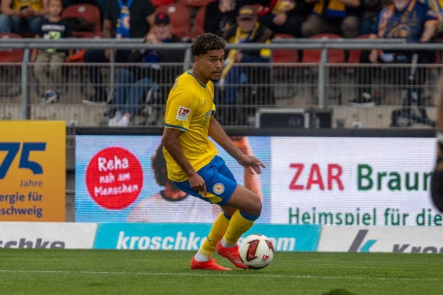 Deutschland: Fussball 2. Bundesliga, 5. Spieltag 2026 2027, Eintracht Braunschweig - Dynamo Dresden am 12.09.2026 in Braunschweig (Eintracht-Stadion): Yann Sturm (Eintracht Braunschweig, 7) am Ball *** German Soccer 2. Bundesliga, Matchday 5, 2026–2027, Eintracht Braunschweig vs. Dynamo Dresden on September 12, 2026, at Eintracht Braunschweig’s Yann Sturm Stadium, Yann Sturm of Eintracht Braunschweig, No. 7 on the ball Copyright: xSvenxHeidmannx