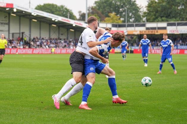 German Soccer, 3rd Division, Matchday 5, Sportclub Arena Verl, SC Verl vs. SV Meppen: Richard Meier (SV Meppen), No. 13, vs. Paul Lehmann (SC Verl), No. 14 Copyright: xMichelxWittex