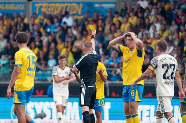 Deutschland: Fussball 2. Bundesliga 2026 2027, 5. Spieltag- Eintracht Braunschweig - Dynamo Dresden - Eintracht-Stadion (Braunschweig): Schiedsrichter Lars Erbst Gelbe Karte für Spieler Samuele Di Benedetto (Eintracht Braunschweig, 10) *** Germany Soccer 2. Bundesliga 2026–2027, Matchday 5: Eintracht Braunschweig vs. Dynamo Dresden at Eintracht Stadium, Braunschweig; Referee: Lars Erbst; Yellow card for Eintracht Braunschweig player Samuele Di Benedetto, 10 Copyright: xAymanxAlahmedx