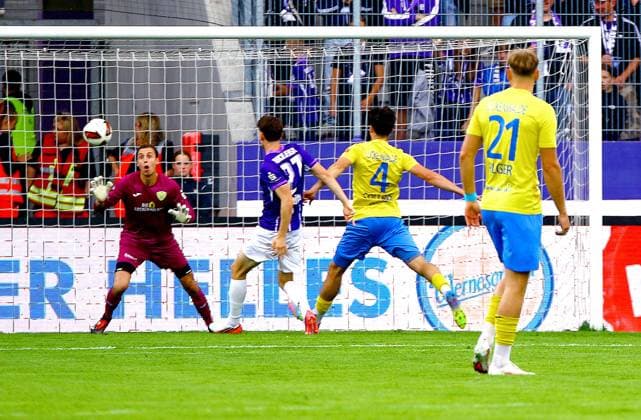 Tim Maciejewski (Aue) beats goalkeeper Kevin Tittel (Luckenwalde); on the right, Simo Collins (Luckenwalde); in front, Felix Pilger (Luckenwalde). Northeast Regional League 2026–27: FC Erzgebirge Aue vs. FSV Luckenwalde on September 12, 2026. Erzgebirge Aue vs. FSV Luckenwalde