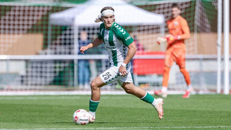Noah Weißbach, SV Werder Bremen II, 25 with the ball, single frame, full body, action, game scene, September 12, 2026, Bremen, Germany, soccer, Regionalliga Nord, SV Werder Bremen II vs. FSV Schöningen xobx