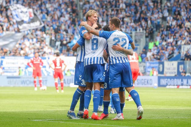 12.09.2026, xgox, Fussball - 2.Bundesliga 1.FC Magdeburg - 1.FC Kaiserslautern emspor, v.l. Jubel, Torjubel, jubelt ueber das Tor, celebrate the goal, celebration nach dem 3:0 durch Emmanuel Iyoha (Magdeburg, 8) (DFL DFB REGULATIONS PROHIBIT ANY USE OF PHOTOGRAPHS as IMAGE SEQUENCES and or QUASI-VIDEO) Magdeburg *** September 12, 2026, xgox, Soccer, 2. Bundesliga, 1. FC Magdeburg vs. 1. FC Kaiserslautern, emspor, from left: cheering, Goal celebration, celebrating the goal, celebration after the 3–0 goal by Emmanuel Iyoha for Magdeburg, 8 DFL DFB REGULATIONS PROHIBIT ANY USE OF PHOTOGRAPHS as IMAGE SEQUENCES and or QUASI-VIDEO Magdeburg